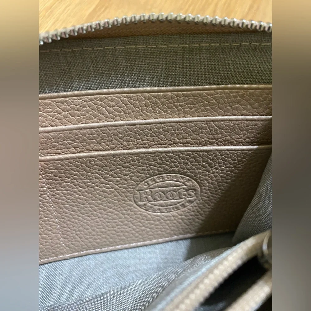 ROOTS LEATHER Cloud Zip Around Clutch USED ONCE ONLY - Picture 6 of 10